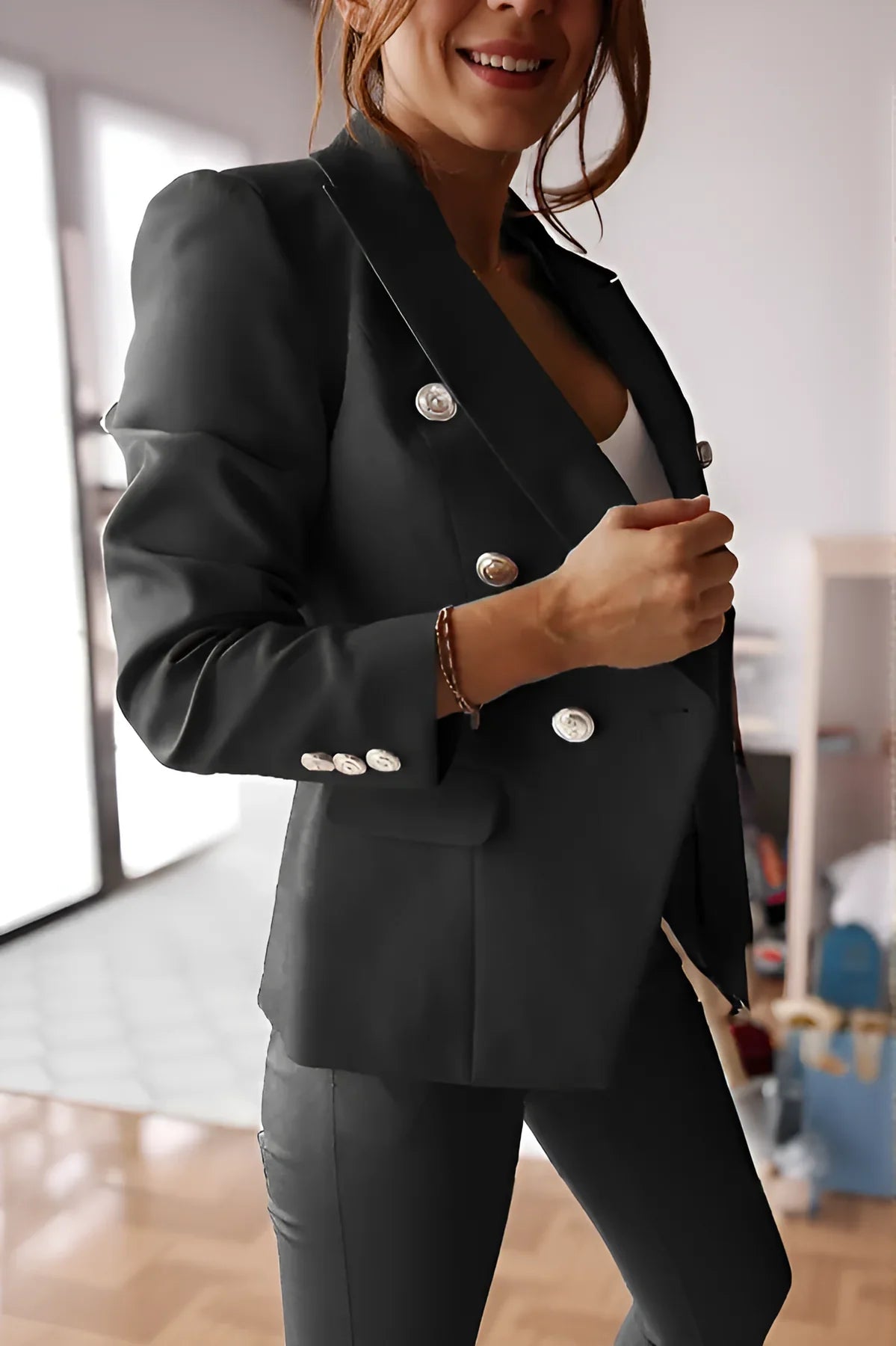 Esmee – Une tenue moderne et puissante avec une touche féminine